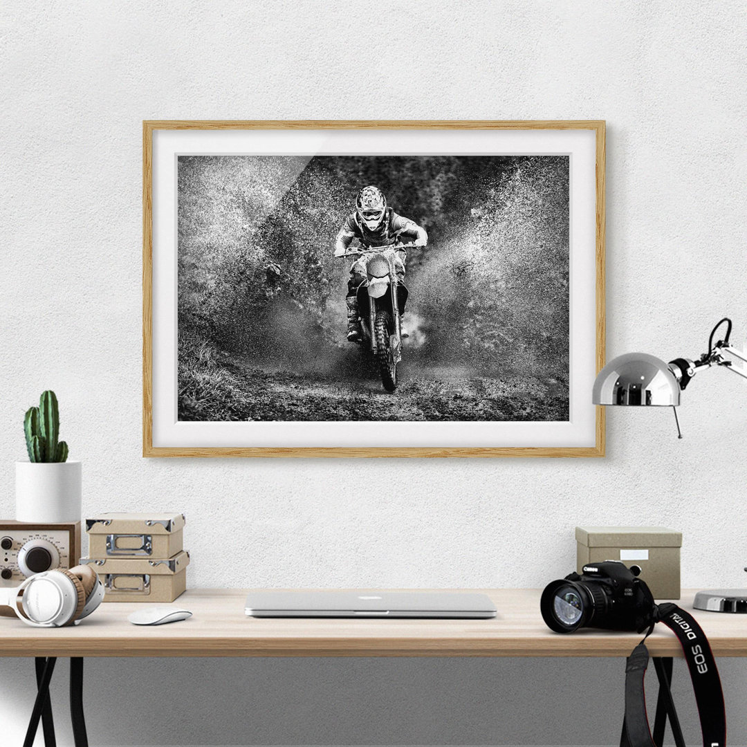 Gerahmtes Poster Motocross im Schlamm