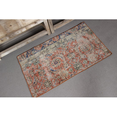 Charmant tapis turc antique en laine rouge avec motif floral bohème chic et bohème idéal pour les espaces d'entrée