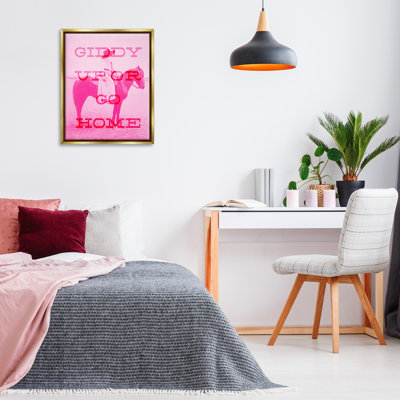 «Giddy Up or Go Home», encadrée dorée sur toile flottante par Daphne Polselli