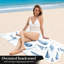 Serviette de plage 1Pcs, avec un charmant motif aquarelle de voiliers bleus sur fond blanc avec de subtils motifs de vagues et d'oiseaux. Parfaite pour les sorties, les voyages et le camping, cette grande microfibre offre un design artistique pratique