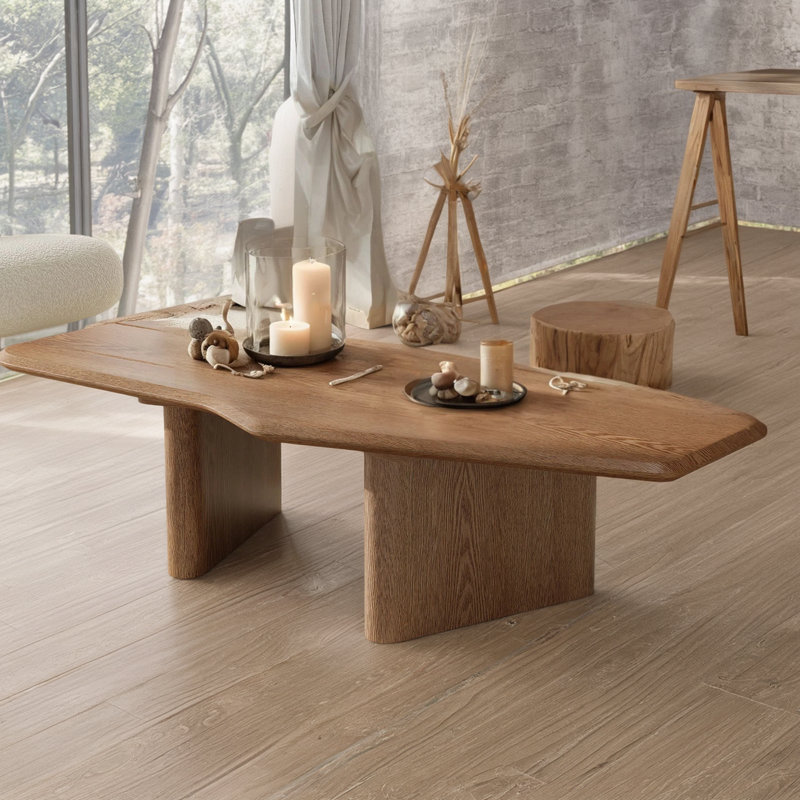 Une table basse en placage de frêne rustique, parfaite pour un petit salon, ajoutant une touche naturelle.
