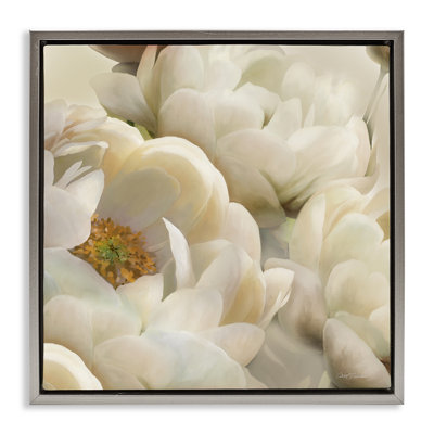 «Ivory Magnolia Petals», art mural encadré sur toile flottante par Carol Robinson