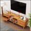 Meuble télé 63 pouces de style rétro avec design biseauté, tiroirs et pieds en bois robustes pour le divertissement dans le salon