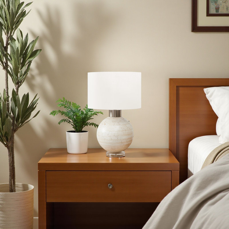 Lampe de table standard en résine Alessia beige et abat-jour ivoire, H 26,2 po x l 16,85 po x P 16,85 po, On/Off Switch, 120