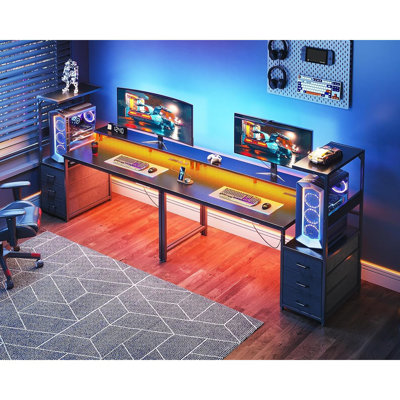 Bureau de jeu de 59 pouces avec ports de charge USB et bureau d'ordinateur réversible à lumière DEL avec tablettes de rangement et support pour écran, table de bureau moderne avec tiroirs en tissu et crochet latéral, noir en fibre de carbone