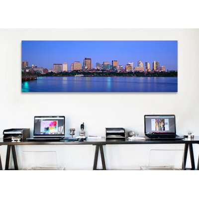 «Buildings at the Waterfront Lit up at Night, Boston, Massachusetts», reproduction de photo sur toile