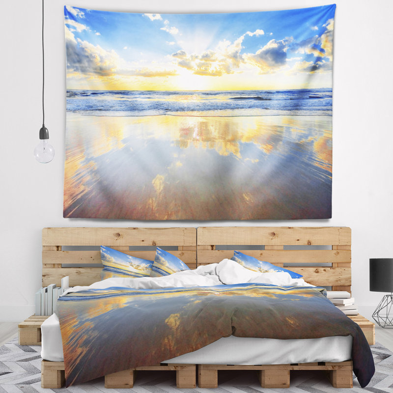 Bord de mer bleu ciel et nuages en miroir dans la tapisserie de la mer, H 32 po x l 39 po