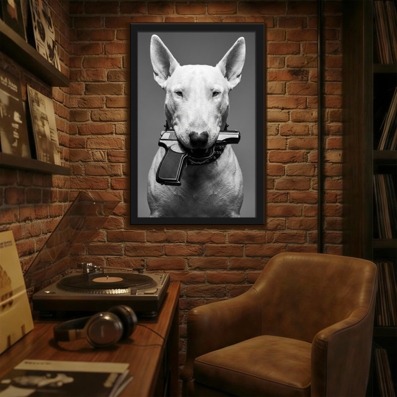 Animaux, chien tenant un pistolet dans la bouche, noir et blanc, H 24 po x l 16 po