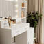 Coiffeuse blanche avec tiroirs et armoire de rangement pour une organisation efficace du maquillage