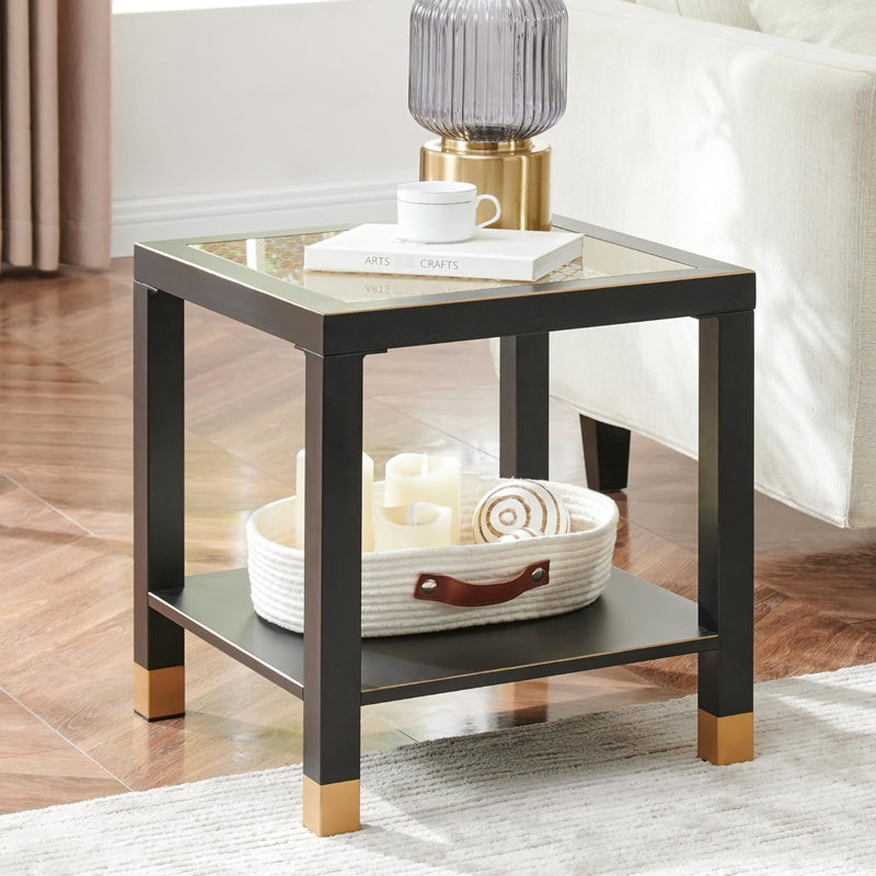 Table d'appoint carrée en verre trempé avec conception à 2 niveaux, structure en métal noir et structure de bout en filet doré, idéale pour diverses pièces