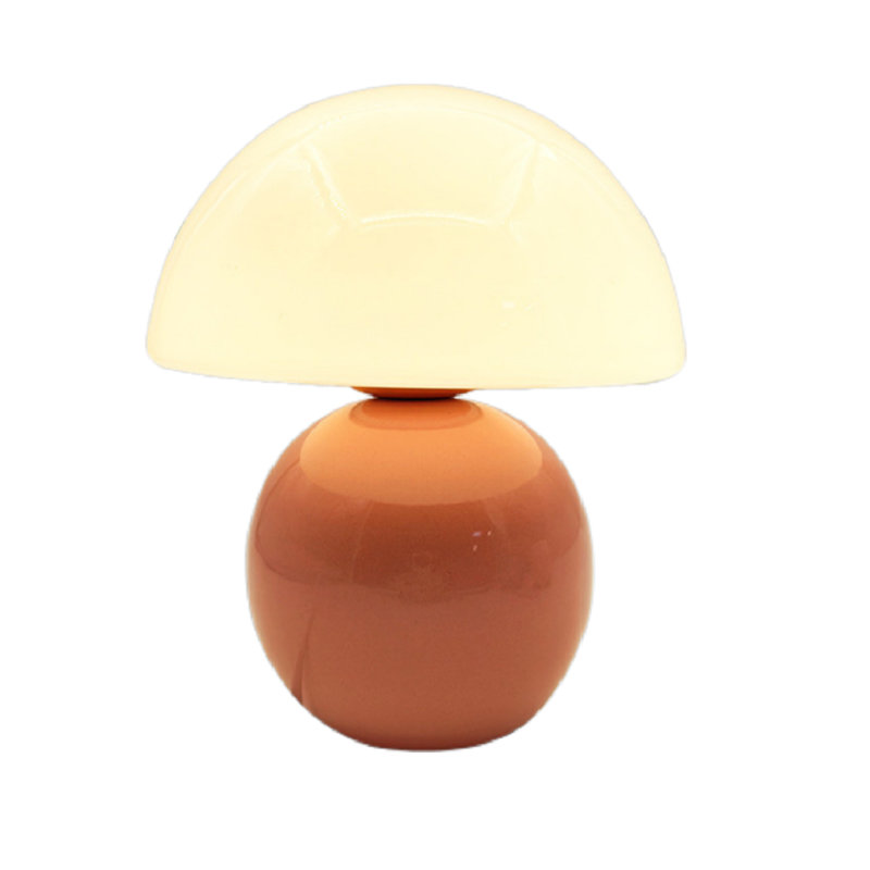 Cette lampe de table champignon enchanteresse allie fonctionnalité et design fantaisiste. La douce finition crème rose et la forme de champignon organique créent une charmante esthétique rétro qui s'harmonise avec les décors modernes, scandinaves ou