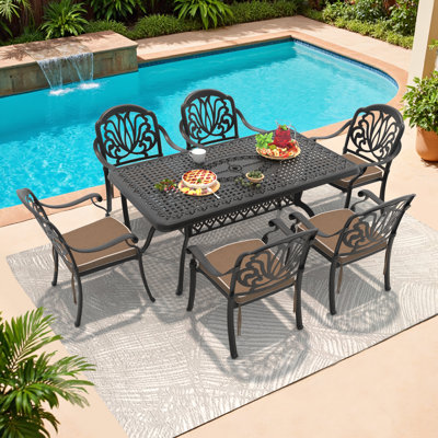 Ensemble de salle à manger d'extérieur rectangulaire 7 pièces de 170 cm de long avec trou pour parasol, 6 chaises empilables avec coussins bruns