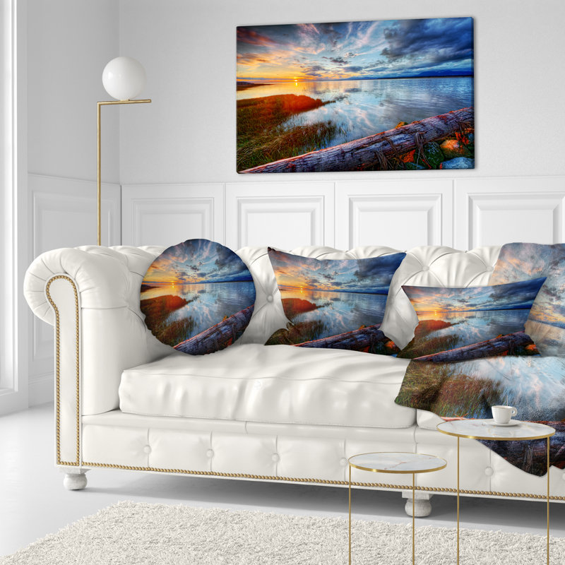 Oreiller en fleuve de couleur soleil avec journal de mer