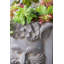 Statue de dieu grec avec pot de fleurs