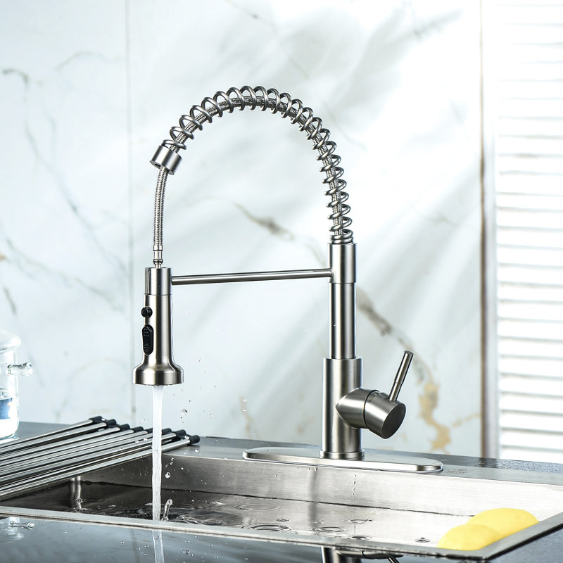 Robinet de cuisine en nickel brossé avec composition en acier inoxydable. Tête de pulvérisation rétractable pour des tâches de nettoyage efficaces. Utilisation pratique du bec pivotant à 360 degrés. Quincaillerie d'installation fournie. Tarnish