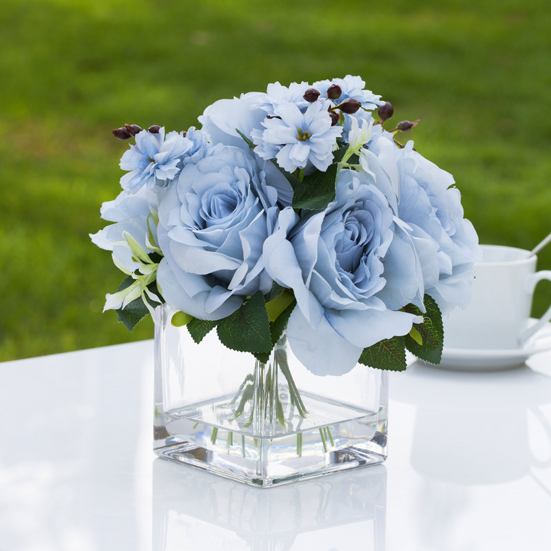Arrangement de fleurs de roses artificielles mixtes dans un vase en verre avec de l'eau artificielle, Bleu