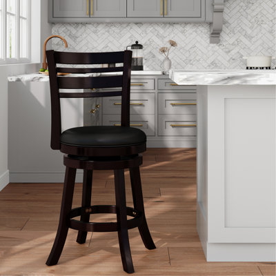 Chaise pivotante de 24 po à hauteur de comptoir, siège en cuir noir - construction à pieds évasés pour tabouret de stabilité avec dossier à lattes et siège fiable