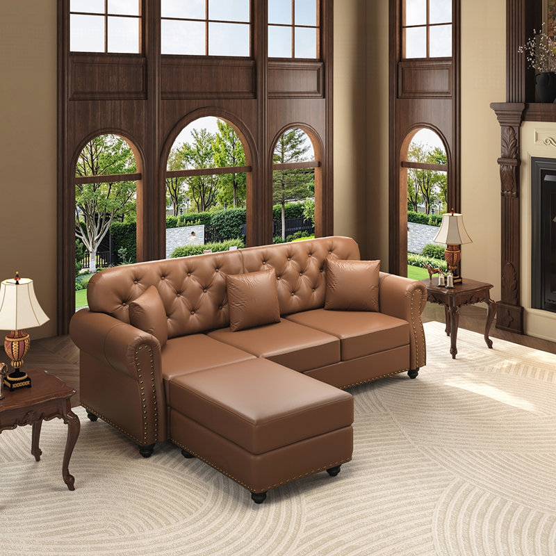 Canapé Chesterfield de style Mid-Century moderne en similicuir avec capitonnage à boutons, garniture cloutée et accoudoirs roulés, comprend 3 coussins
