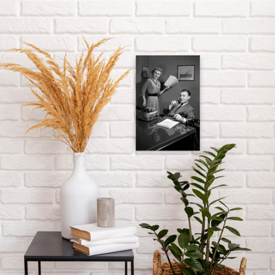 1950S, femme souriante, secrétaire, tenant un travail de papier, regardant un homme d'affaires, un patron au bureau, s'exprimant dans une machine à dicter électronique, art mural contemporain