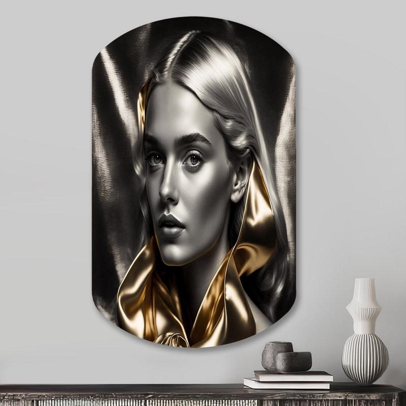 Art mural noir et doré Elegance III - mode femme en forme de cylindre asymétrique, H 31 po x l 19 po