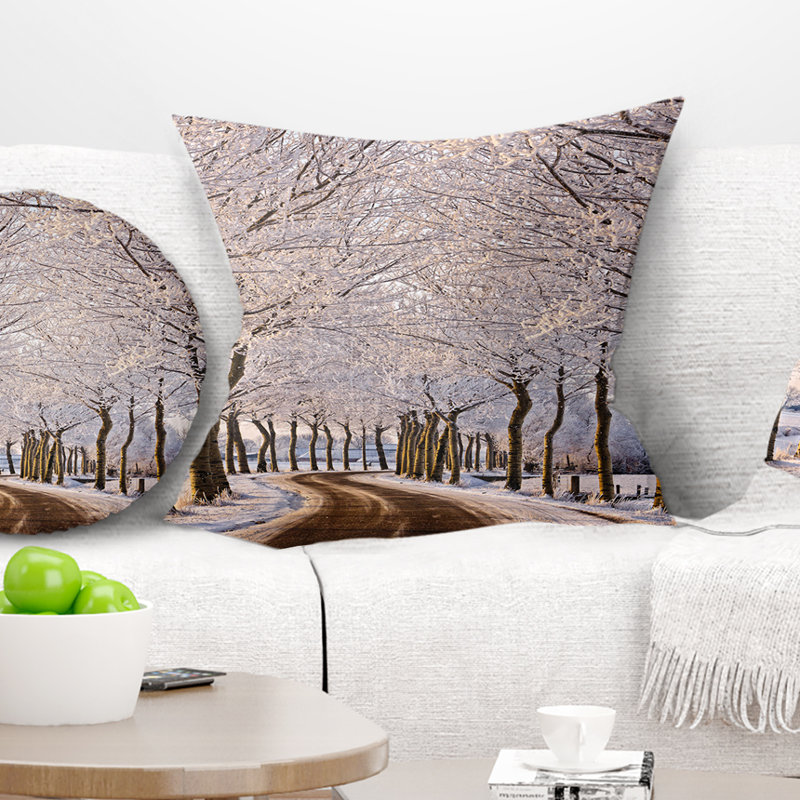 Coussin imprimé arbres et route en hiver, 16 po x 16 po, Coussin décoratif