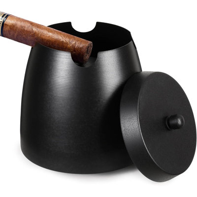 Cendrier noir à cigares avec 4 cigares