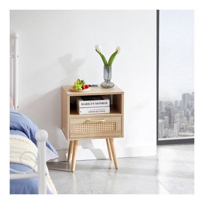 Table de bout en rotin de 15,75 po avec prise de courant et ports USB, table de chevet moderne avec tiroir et pieds en bois massif, table d'appoint pour salon, chambre à coucher, naturel