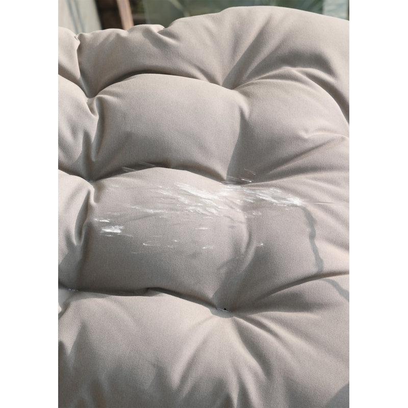 Fauteuil à œufs beige avec coussin