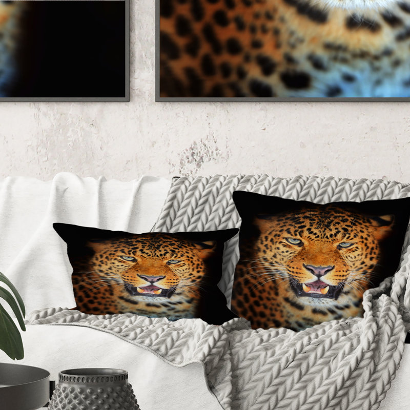 Portrait of a Leopard X - Coussin décoratif à imprimé traditionnel, 16 po x 16 po