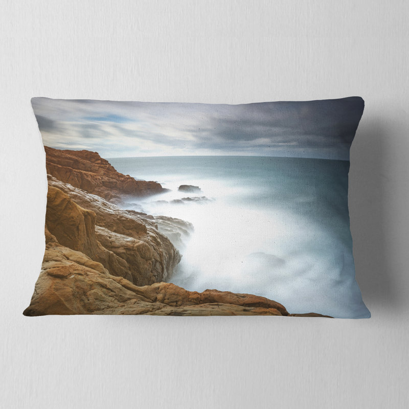 Coussin décoratif à imprimé de roches et de mousse rouge foncé Sea & Shore
