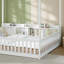 Lit Montessori au sol, taille standard, tête de lit avec compartiments de rangement ouverts, barrières de sécurité sur 4 côtés avec porte d'accès, lit double pour dormir et jouer dans la chambre.-985262687