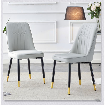Confortables et élégantes, les chaises de salle à manger et de salon gris clair en similicuir sont dotées de pieds en métal