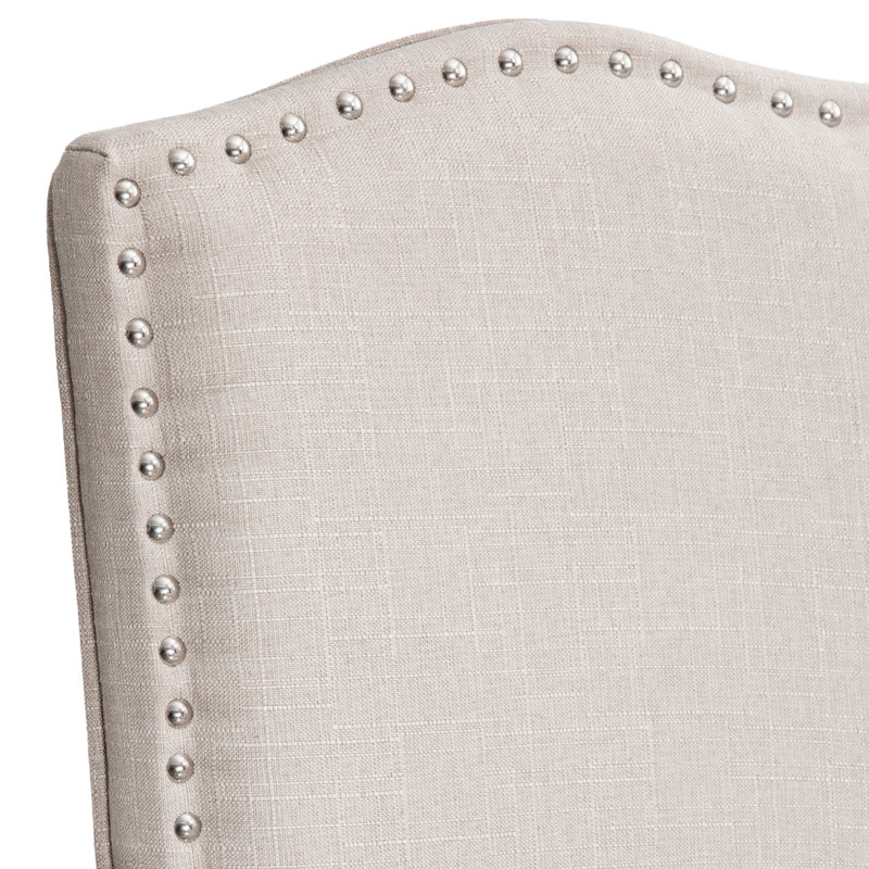 Chaise de salle à manger à dossier plein et garniture cloutée Rucha, Beige
