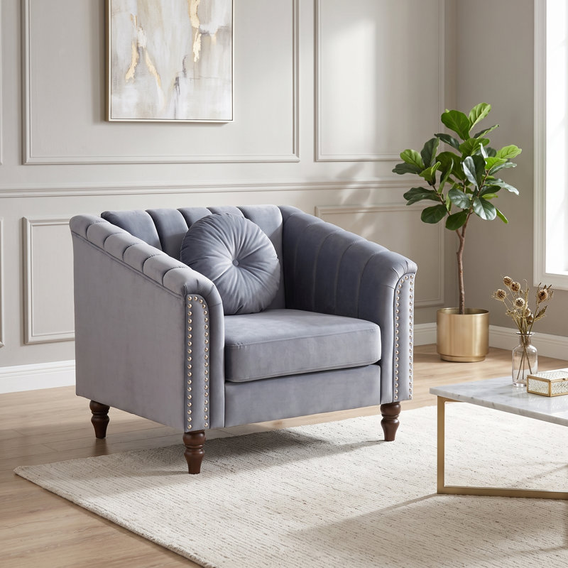 Fauteuil capitonné bleu clair, accoudoirs arrondis et garniture cloutée, Chair