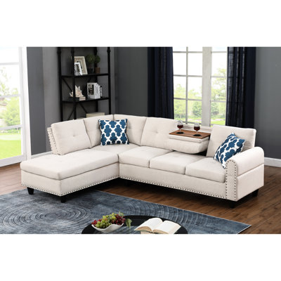 Canapé modulaire en forme de L 3 pièces en beige pouvant accueillir quatre personnes, pour le divertissement, siège central rabattable avec deux porte-gobelets, accompagné de coussins décoratifs et d'un rangement, pieds à goujons à profil bas, mousse