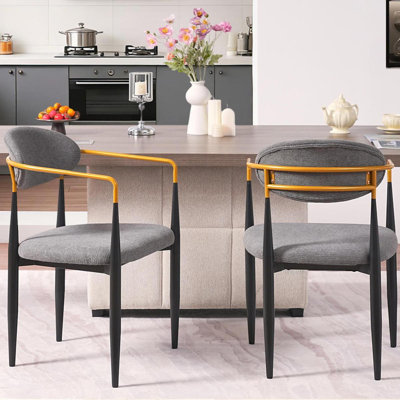 Chaise rembourrée moderne avec accoudoirs dorés - l 22 po x P 21 po x H 30 po, conception ergonomique pour la salle à manger à la maison ou au bureau, ensemble de 2 - siège en tissu gris et structure en métal noir
