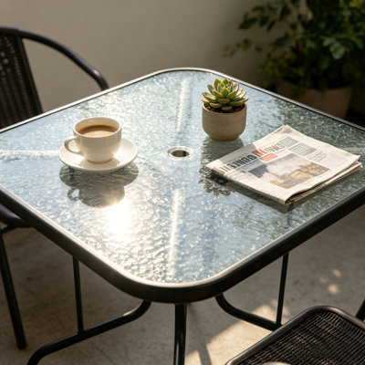 Table bistro carrée pour l'extérieur en verre trempé martelé avec pieds en métal thermolaqué noir et trou de parasol central de 1,5 pouce pour une terrasse dans la cour à quatre places et une utilisation près de la piscine