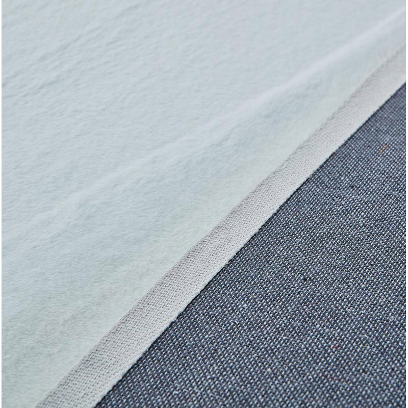 Tapis rectangulaire en fausse fourrure de luxe Lily Chinchilla