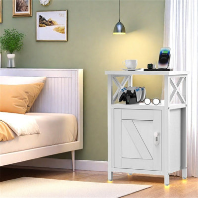 Table de chevet verrouillée en rotin avec station de charge - Table d'appoint moderne en bois avec porte et tablettes ouvertes