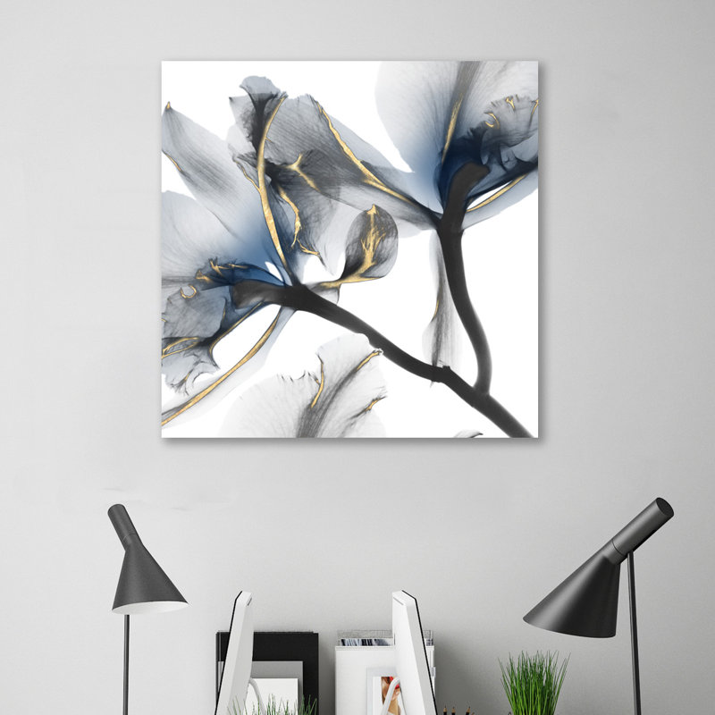 « Indigo Luster Cyclamen 2 » - Impression sur toile tendue, H 36 po x l 36 po