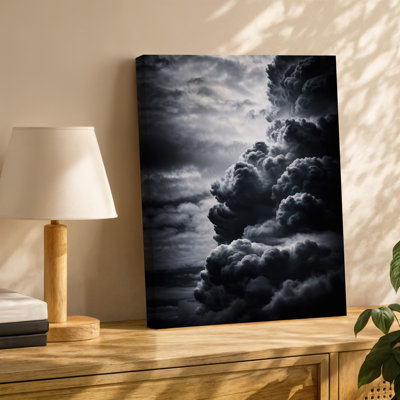 Toile, un ciel monochromatique dramatique rempli de nuages tourbillonnants et tourbillonnants mettant en vedette un art mural, une gamme de gris profonds et de noirs