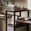 Bureau d'ordinateur surdimensionné de style industriel multi-couches. Bureau d'ordinateur avec plusieurs couches, table de jeu à double zone de rangement, support de rangement-118041573