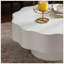 Table basse festonnée: forme ondulée unique, pièce maîtresse pour les espaces élégants.-328607887