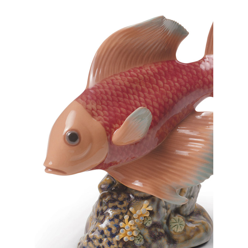 Figurine de poisson sous l'eau