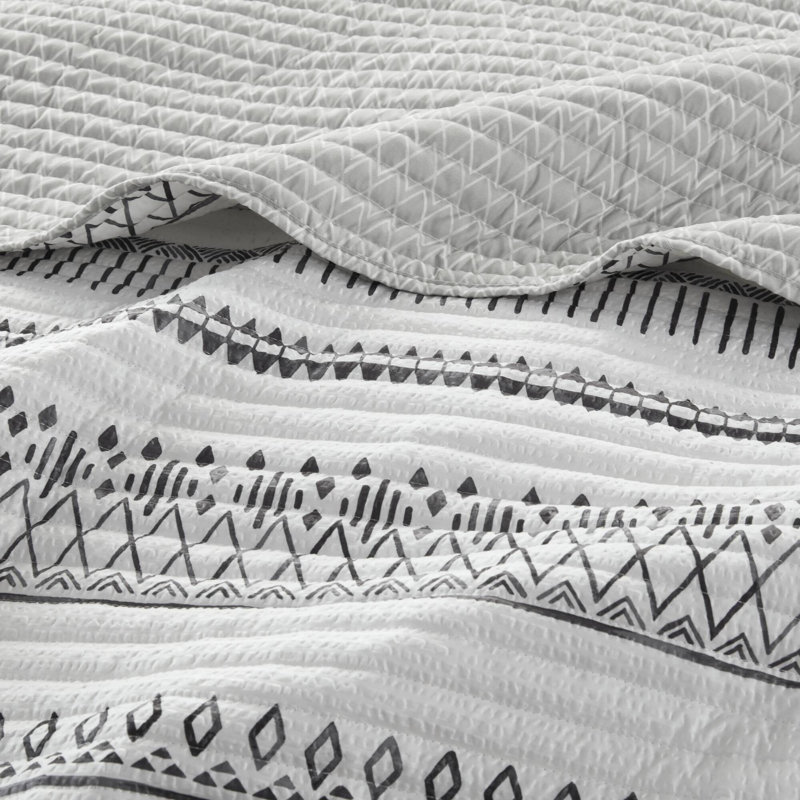 Fraser Printed Seersucker 3-Piece Full/Queen Quilt Set, Full/Queen Coverlet + 2 Standard Shams, Ivory/Black