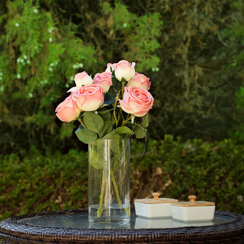 Fleurs artificielles en soie rose dans un vase en verre transparent avec de l'eau artificielle, Rose foncé