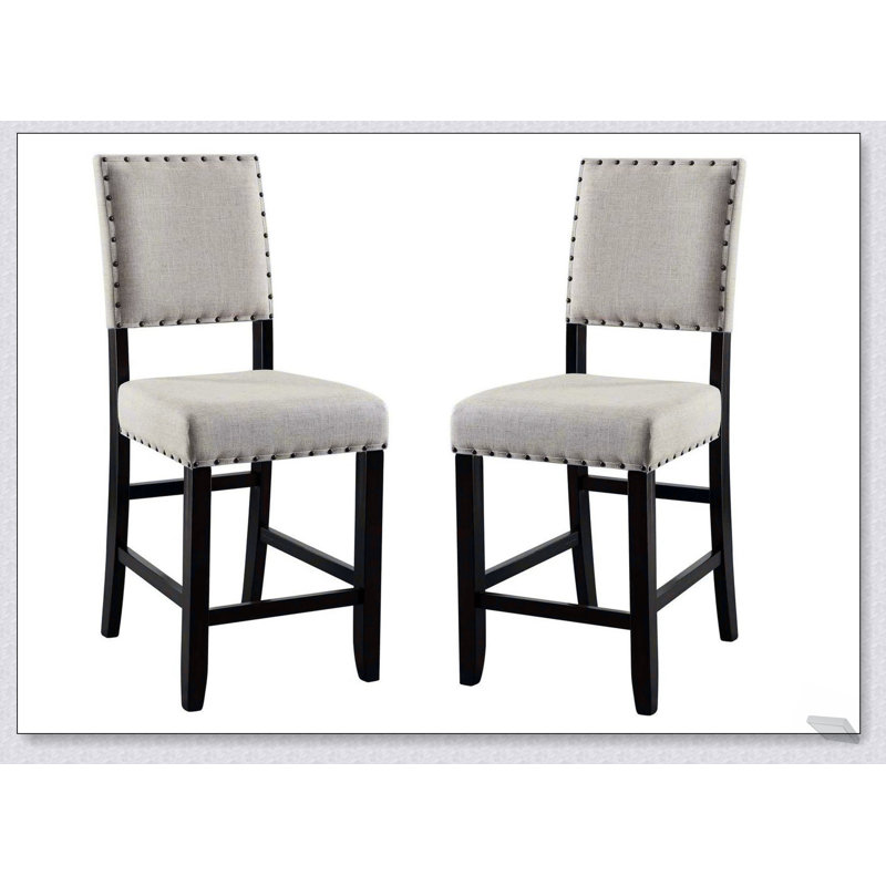 Chaises à hauteur de comptoir en tissu d'aspect lin beige rustique avec garniture cloutée et détails en bois vieilli