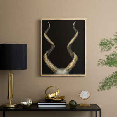 Reproduction encadrée de cornes d'antilope en spirale - bois massif
