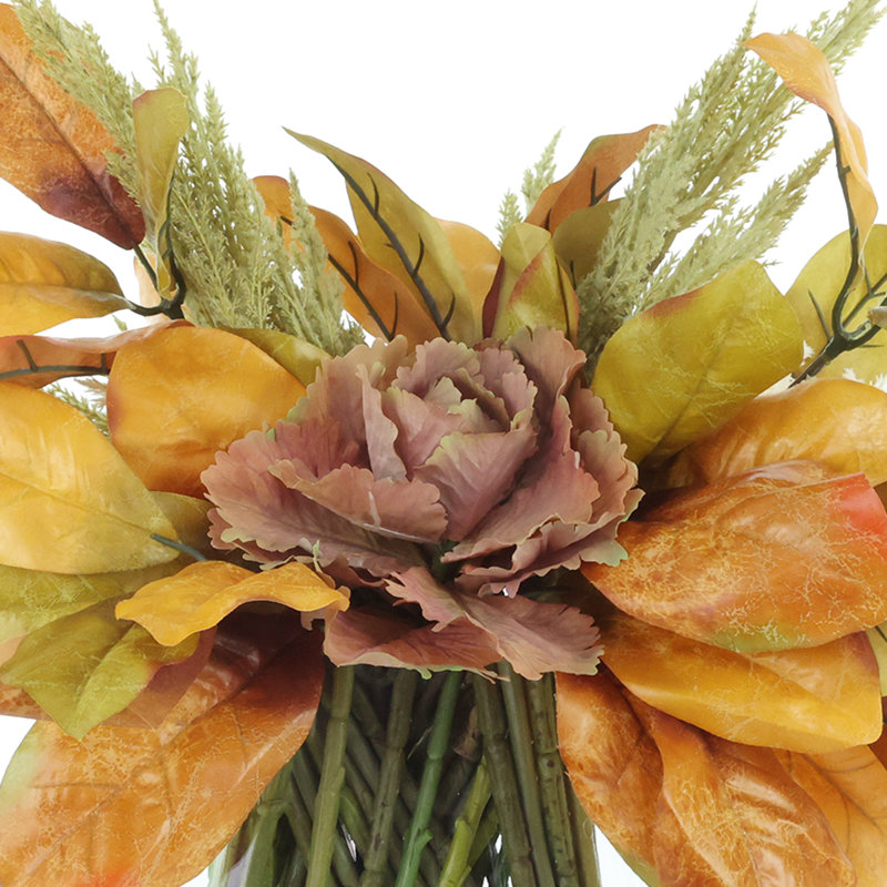 Centre de table d'automne avec choux, pampas et feuilles d'automne