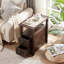Table de bout Farmhouse avec station de charge, ports et prises USB, table de chevet à 2 tiroirs de rangement, table d'appoint en finition cerisier rustique pour la chambre à coucher et le salon